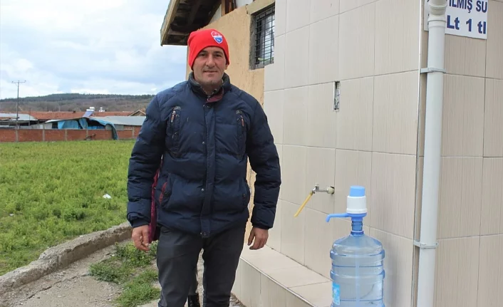 Bursalı köy muhtarı arıtmadan kazandığı parayı öğrencilere harcıyor