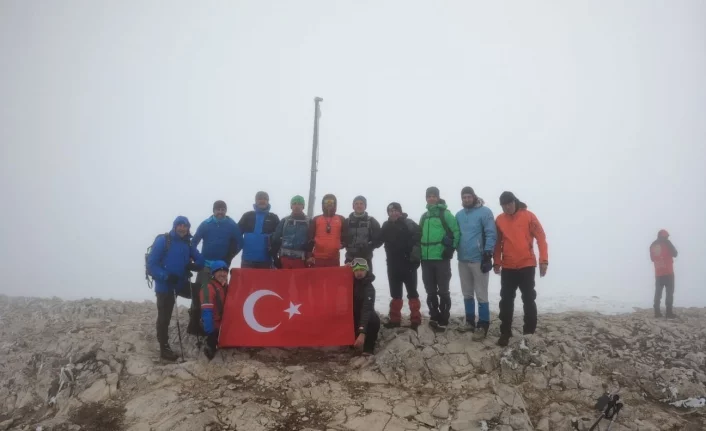 Bursalı dağcılardan Uludağ karla kaplı zirvesine 19 Mayıs yürüyüşü