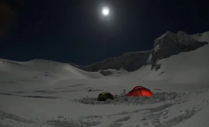 Bursalı dağcılardan Uludağ’da dolunay altında kamp
