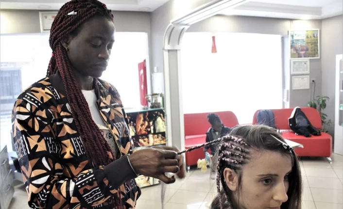 Bursalı kadınlar saçlarını Afrikalı kuaföre emanet ediyor