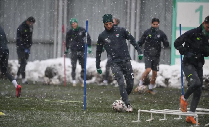 Bursaspor kar yağışı altında Balıkesirspor maçı hazırlıklarına devam etti