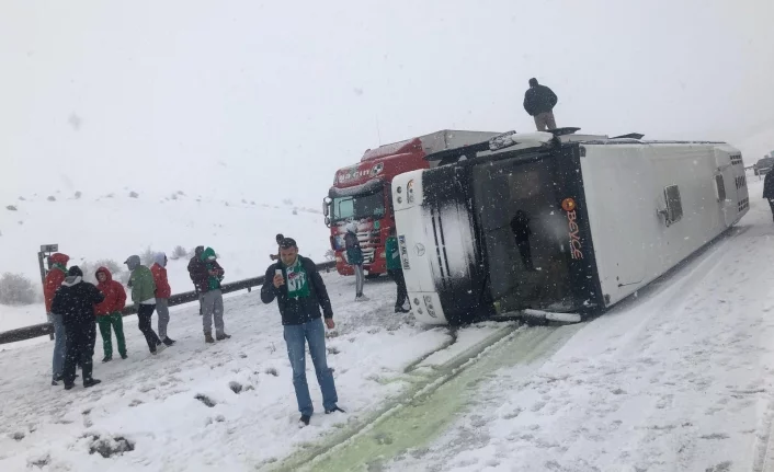 Bursaspor taraftarını taşıyan otobüs devrildi