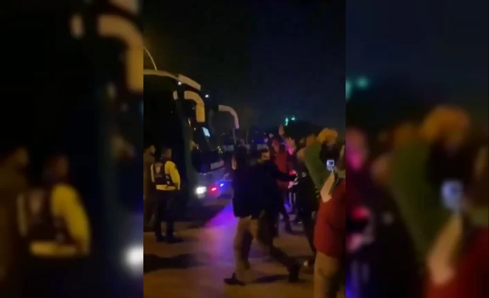 Bursaspor taraftarları takım otobüsünün önünü keserek ''yönetim istifa'' sloganı attı
