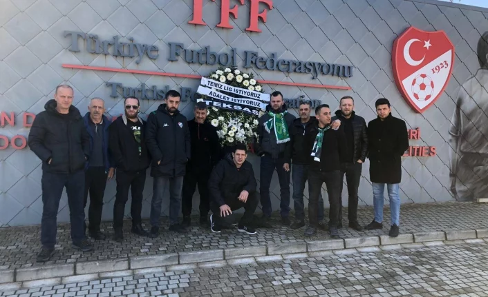 Bursasporlu taraftarlardan 'siyah çelenkli' protesto