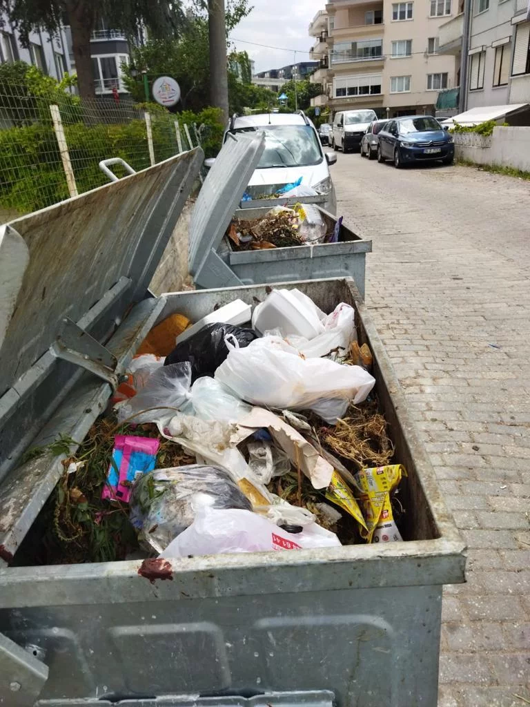 Büyükşehir’den Türkyılmaz’a belediyecilik dersi:  Lafı bırak çöpleri topla!