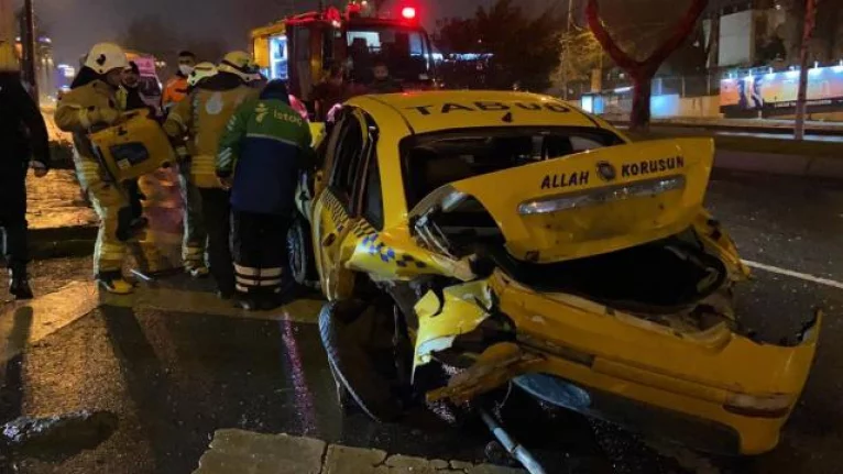 Camdan fırlayan sürücü kendi taksisinin altında kaldı