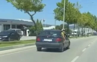 Bursa'da canını hiçe sayan çocuk, otomobilin camından sarktı