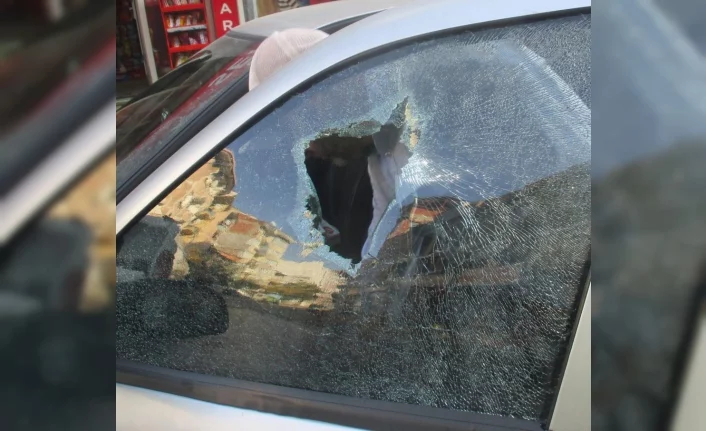 Çarptığı aracın camını yumruklayıp kırdı