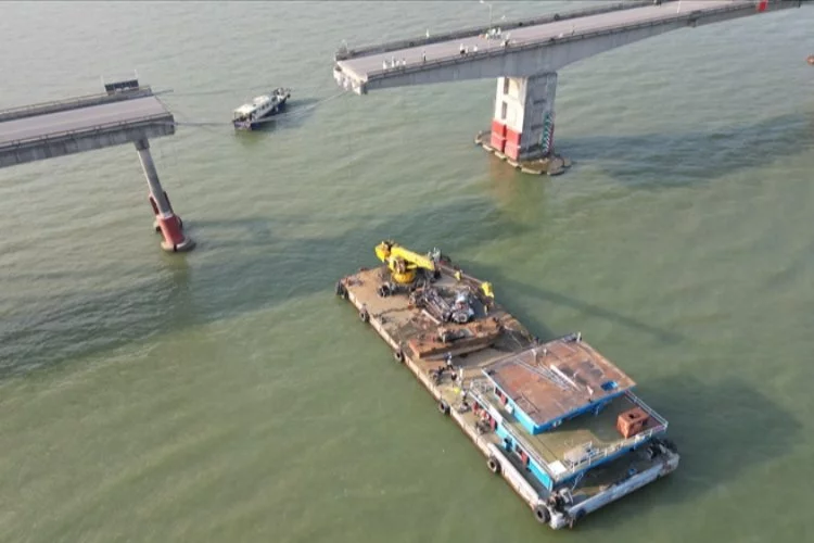 Çin'de kargo gemisinin çarptığı köprü çöktü