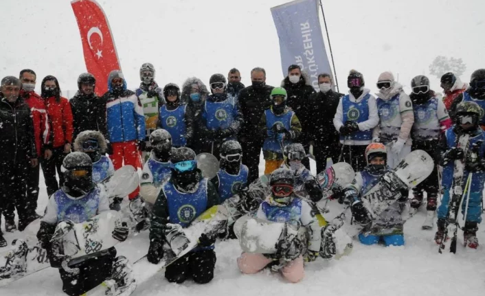 Çocukların Uludağ’da kayak ve snowboard heyecanı