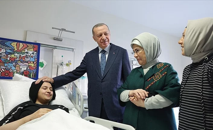 Cumhurbaşkanı Erdoğan Ankara Üniversitesi Tıp Fakültesi'nde tedavi gören depremzedeleri ziyaret etti