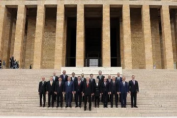 Cumhurbaşkanı Erdoğan, yeni kabine üyeleriyle Anıtkabir'i ziyaret etti