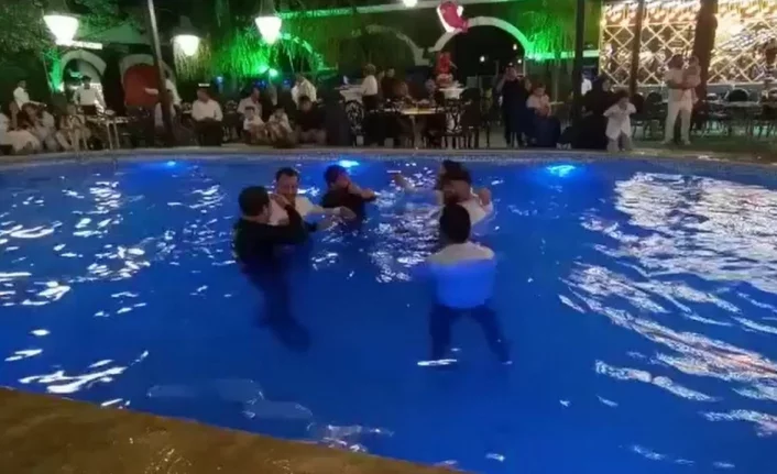 Damadı havuza attılar, suda çiftetelli oynadılar