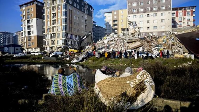 Depremlerde can kaybı 5 bin 894'e yükseldi