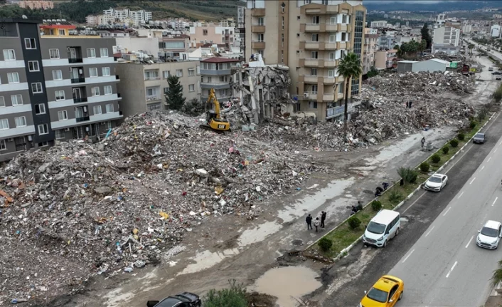 Depremlerde yıkılan binalarla ilgili soruşturmalarda 284 kişi tutuklandı