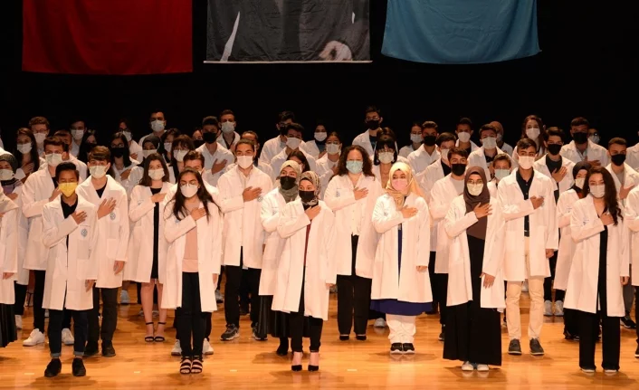Diş Hekimliği Fakültesi’nde öğrenciler beyaz önlük giydi