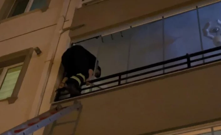 Dolabın altında kaldı, itfaiye merdivenle balkondan girip kurtardı