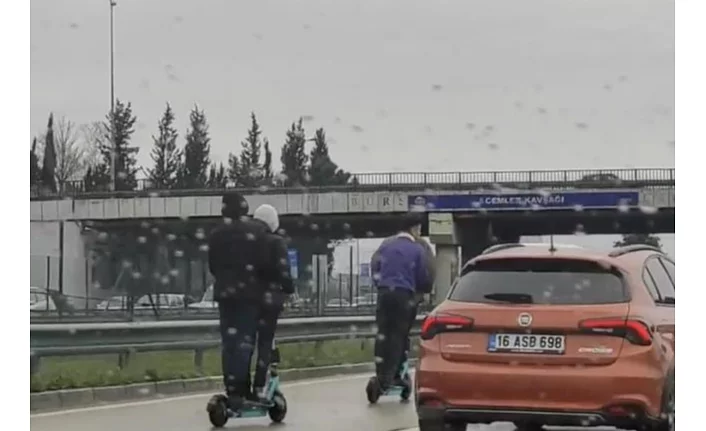 Dört kafadarın tehlikeli scooter yolculukları