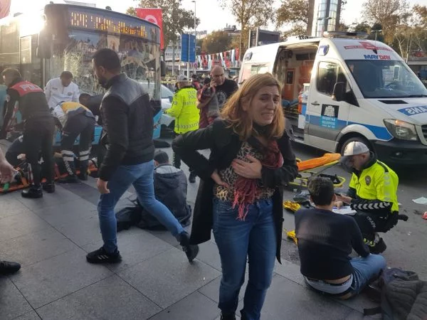 İstanbul'da otobüs durağa daldı: çok sayıda yaralı var