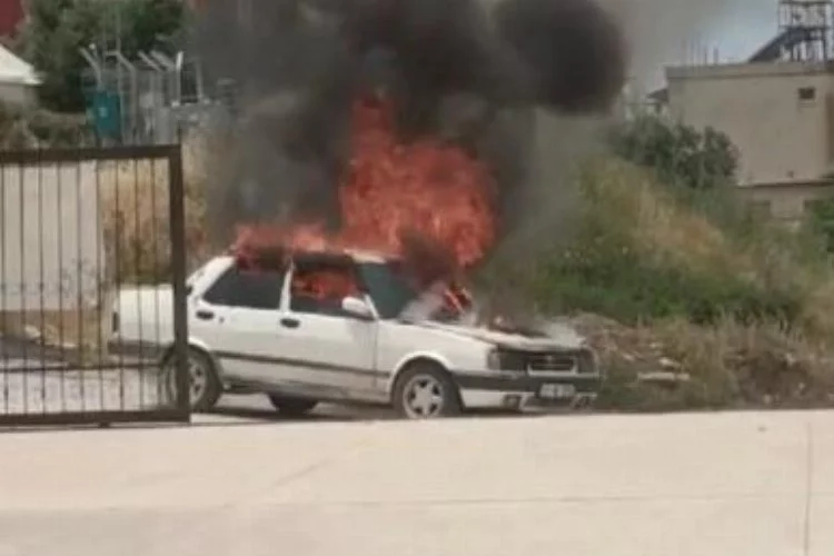 Elektrik kontağından çıkan yangında araç alev alev yandı   