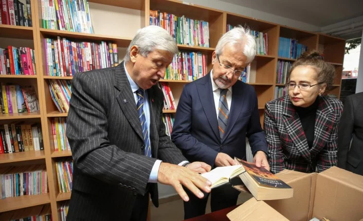 Emekliler Meclisi’nin 100 bininci kitap gururu