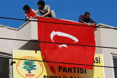 BDP binasına Türk bayrağı asanlar tutuklandı