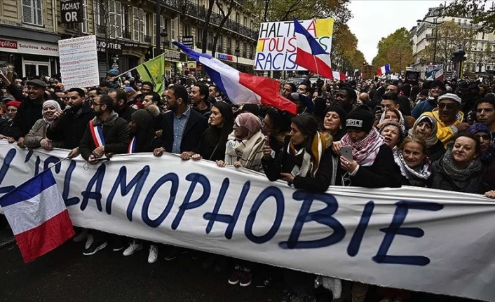 Fransa'da İslamafobi yasalaştı!