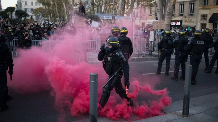 Fransa'da kriz büyüyor, gerginlik had safhada!