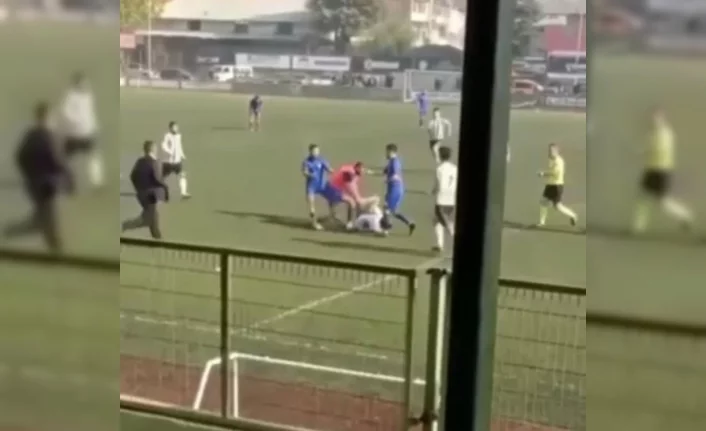 Futbolcuya kramponla saldırdı, o anlar kamerada
