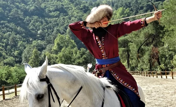 Genç kızlar savaşçı gibi giyinip at üzerinde ok atmayı öğretiyor