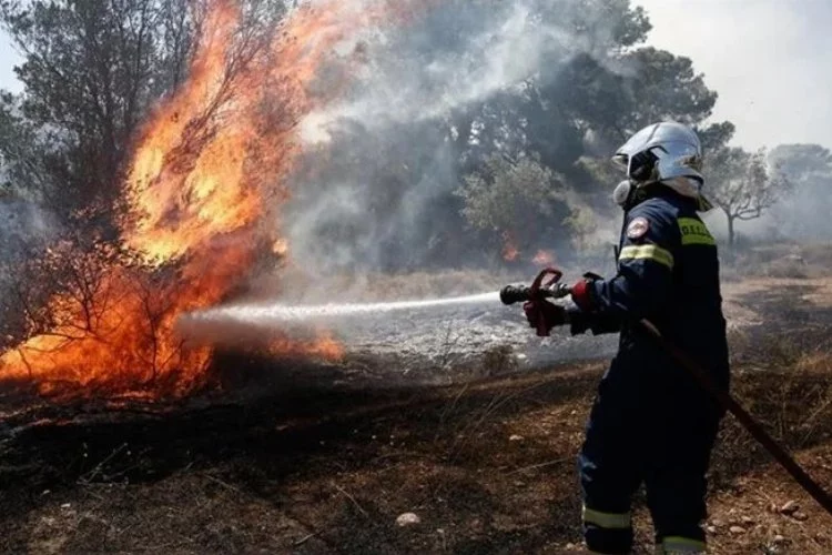Girit'te Suda Deniz Üssü yakınlarındaki ormanlık alanda yangın çıktı