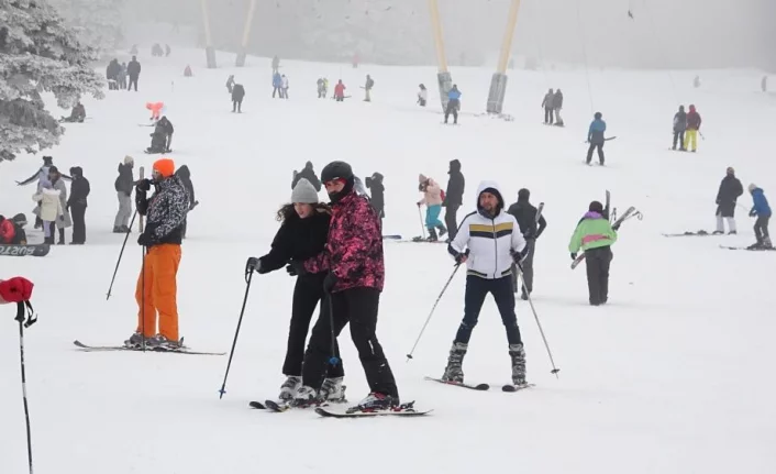 Herkes kayak yapmaya; onlar da seyretmeye geliyor