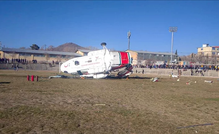 İran'da Bakanı taşıyan helikopter iniş sırasında düştü