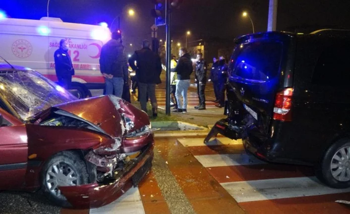 Işıkta bekleyen VIP minibüse otomobil arkadan çarptı: 2 yaralı