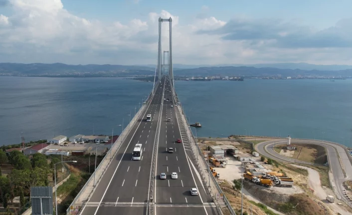 İzmir-Bursa-İstanbul otoyolu ve Osmangazi köprüsü ekonomiye katkı sağlıyor: Dev yatırımlar Türkiye’ye değer katıyor!