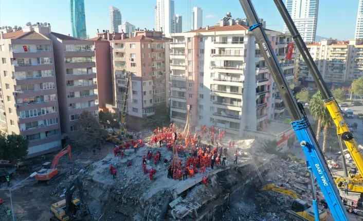 İzmir'deki depremde can kaybı 69'a yükseldi
