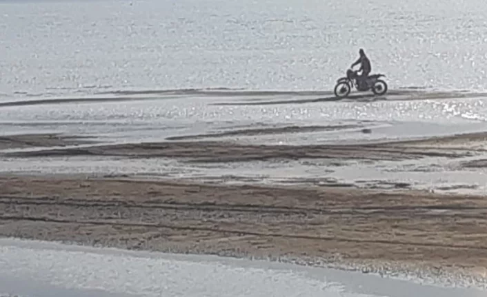 İznik Gölü motokrosçulara parkur oldu!