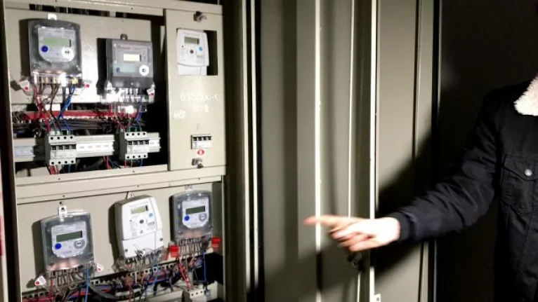 Kabloları çalan hırsız apartmanı elektriksiz bıraktı