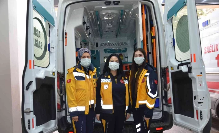 Kadın ambulans şoförü ekibiyle hayat kurtarıyor