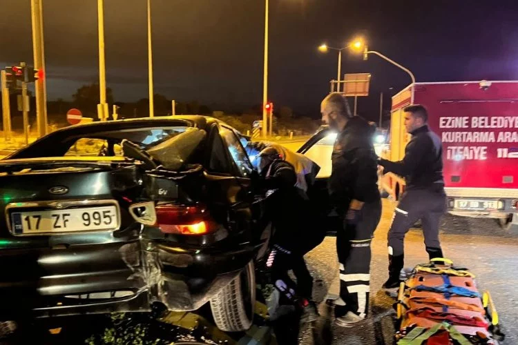 Kamyon otomobile çarptı, araçta sıkışan sürücüyü itfaiye ekipleri kurtardı
