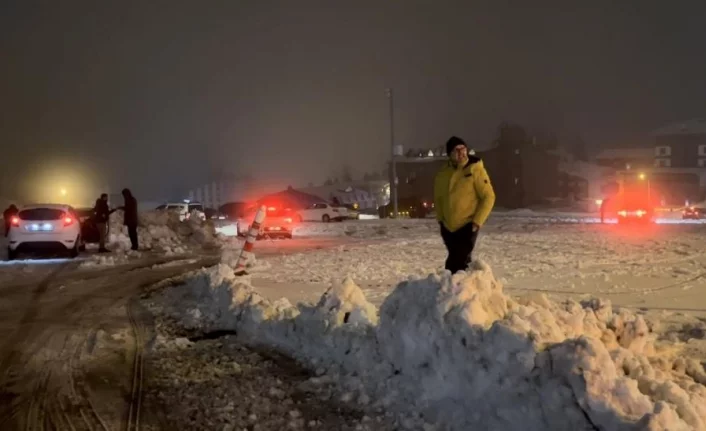 Kar kalınlığı 16 santimetreyi geçti, vatandaşlar Uludağ'a akın etti