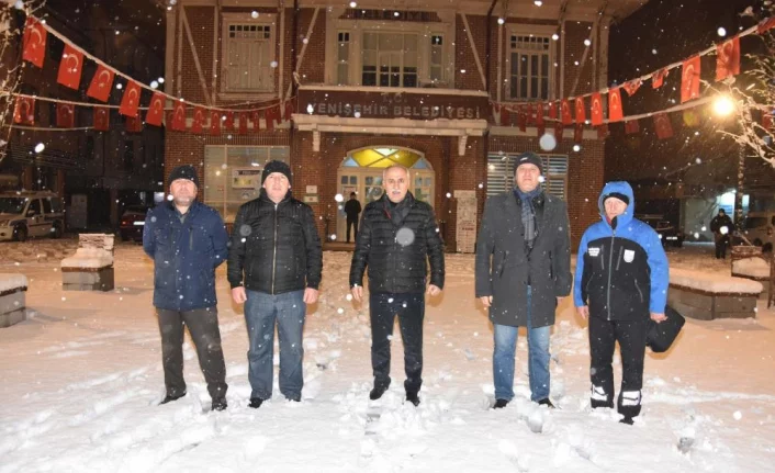 Karla kaplı Yenişehir'deki köy yolları ulaşıma açıldı