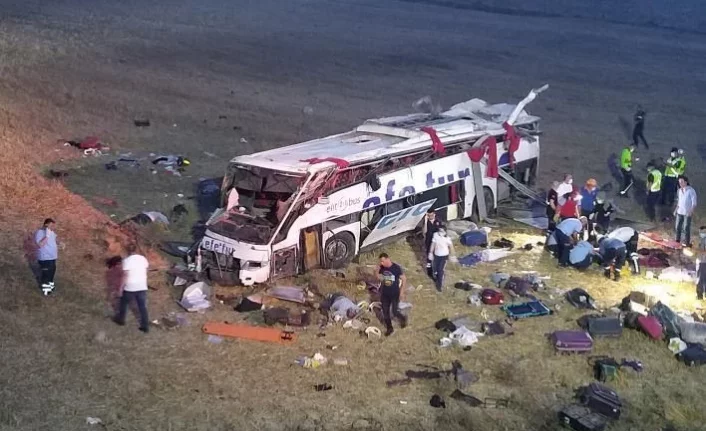 Katliam gibi kaza! Yolcu otobüsü devrildi: 14 ölü, 18 yaralı