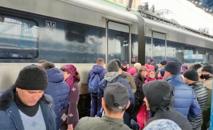 Kiev’i terk etmek isteyen halk tren istasyonlarında izdihama neden oldu