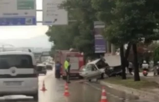 Kontrolden çıkan otomobil ağaca çarptı: 2 ölü