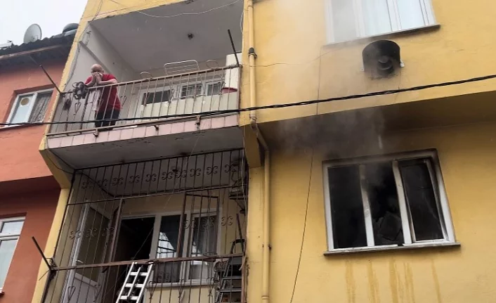 Korkutan yangın: Yatalak nine ve torunu evden son anda çıkartıldı