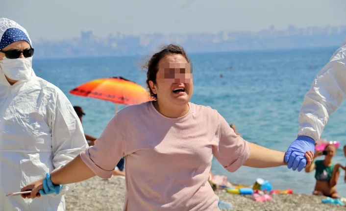 Koronavirüs hastası kadın sahile inip ortalığı birbirine kattı!