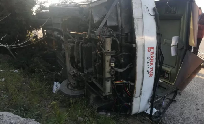 Lastiği patlayan otobüs devrildi: 18 yaralı