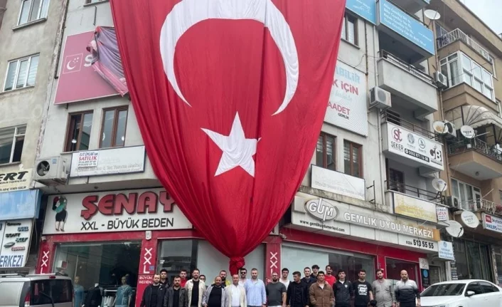 MHP Gemlik İlçe Başkanı Özcanbaz: "Böyle bir günde Gemlik neden bayraklarla donatılmadı"