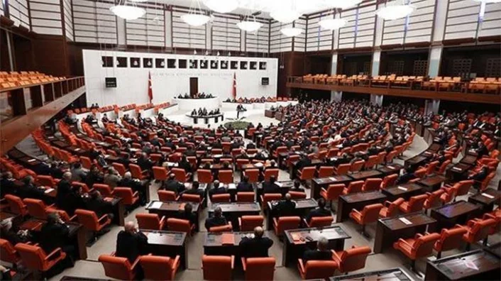 Milletvekillerine askerlik ertelemesi Meclis'ten geçti